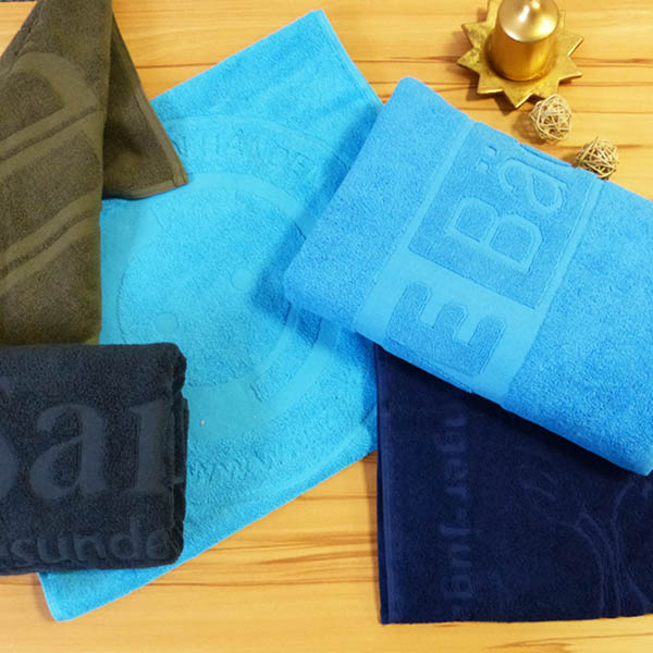 Handtuch mit Einwebung Logo hoch-tief
